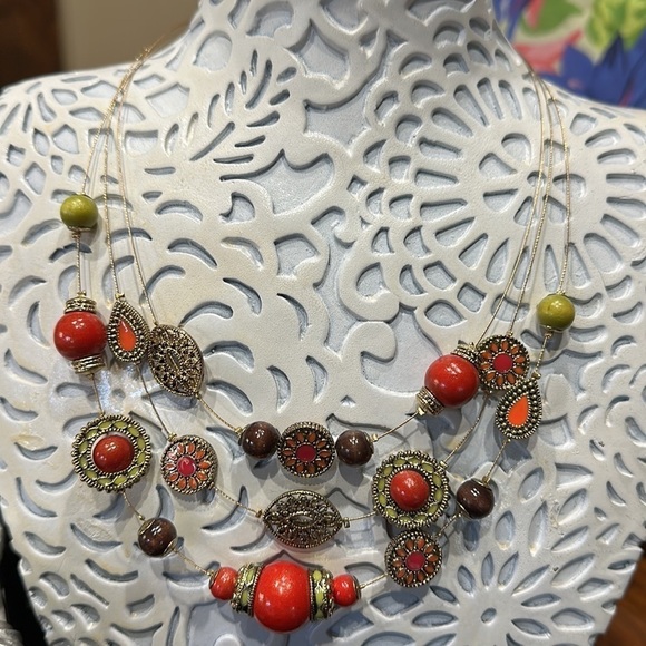 NWT Macy’s Fashion Necklace Tiered 3 Layers Gold Tone Red Brown Green 18” - Picture 5 of 7